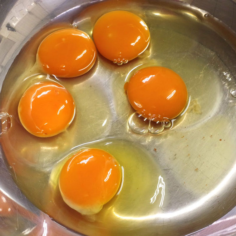 卵の白身の赤い血のような点々はミートスポットと言います 昔の味たまご 生で美味しいのは当然 料理の仕上がりそれが自慢 通販 お取り寄せも たまご街道 神奈川県 相模原市